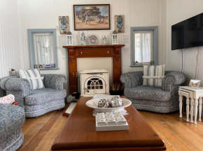 Cherry Blossom Cottage-with country charm and spa